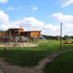 Wiese, Spielplatz und Umweltbildungszentrum